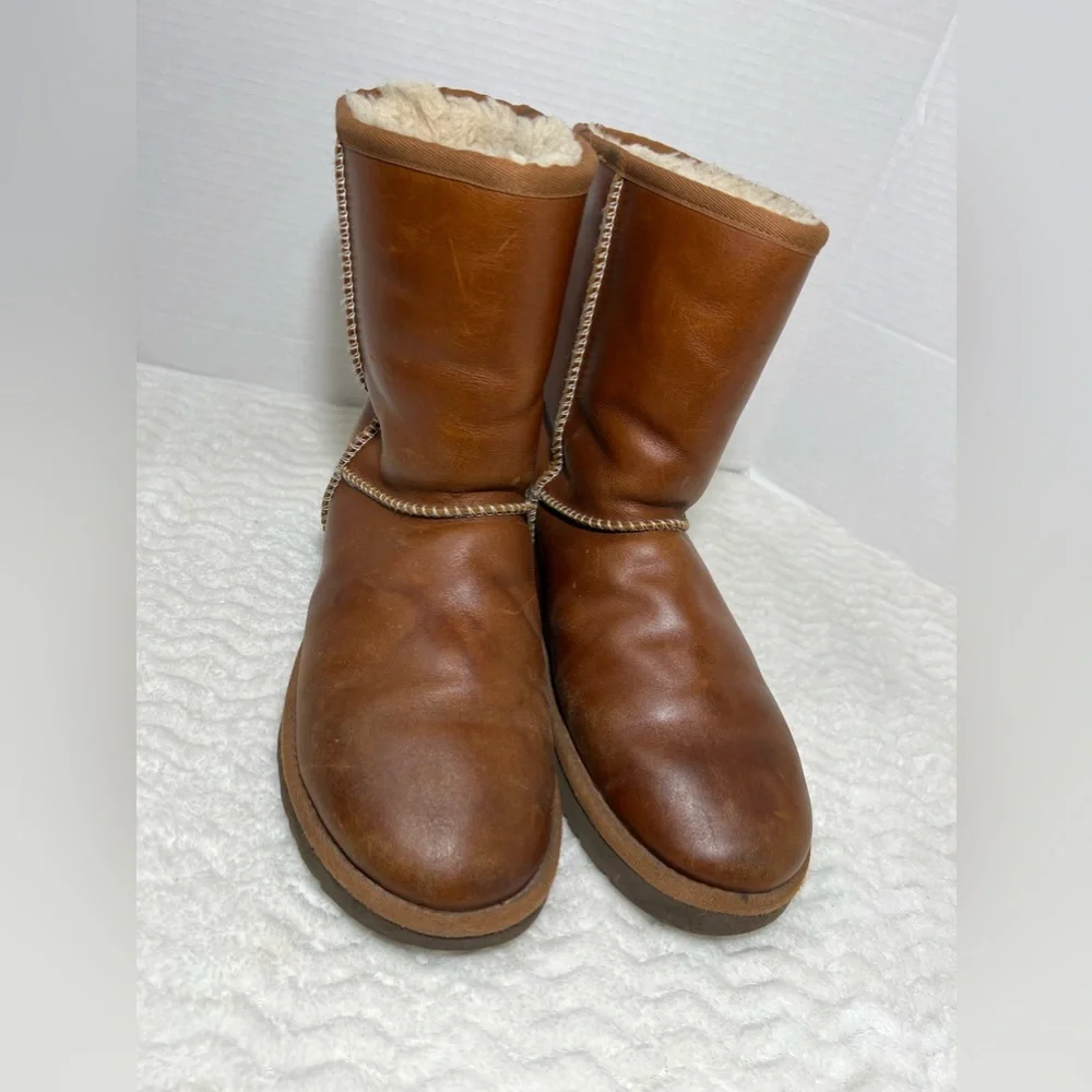 🔥UGG Classic Short Women’s Leather Boots Water Resistant Sheepskin Size 8